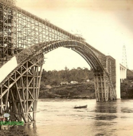 || Começo da concretagem do arco de sustentação da Ponte da Amizade, em abril de 1960. 
Imagem: Acervo Memória Rondonense - FOTO 3 - 

