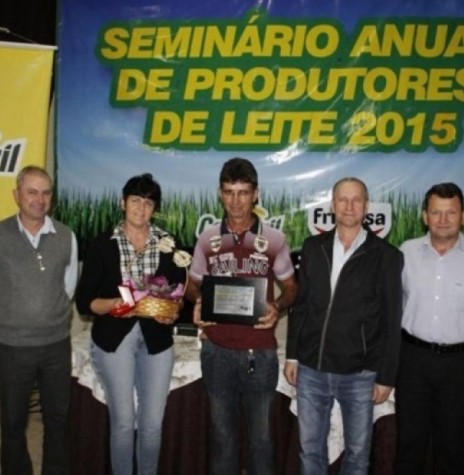 || O produtor de leite João Pedro Fischer recebendo a premiação na categoria 