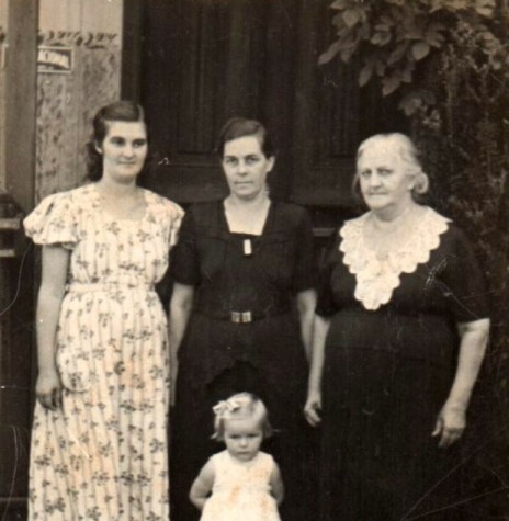 || Helena Schmitz (ao centro), ladeada pela filha Úrsula Koniecziniak (esquerda) e pela mãe Tekla Koennen (a direita) e mais a neta Helena Koniecziniak. 
Imagem: Acervo Edith von Borstel - FOTO 11 - 
