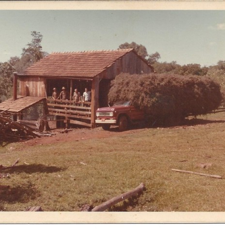 || Alambique para extração de óleo de hortelã construído pelo pioneiro Edgar Weber, em suas terras no distrito de Bom Jardim, na década de 1970. 
Imagem: Acervo Nelsi Weber Fischer - Santa Clara do Sul, RS - FOTO 4 -  