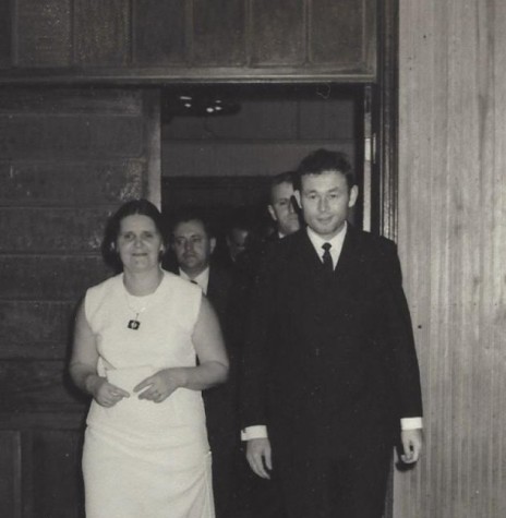 || Pastor Joachim Pawelke e esposa chegando ao Clube Aliança para a solenidade de entrega do título de cidadão honorário de Marechal Cândido Rondon, em abril de 1971.
Ao fundo, os vereadores Salvino Vanderlinde (e) e Harry Pydd(d).
Imagem: Acervo Brunhilde Thessing - FOTO 7 -