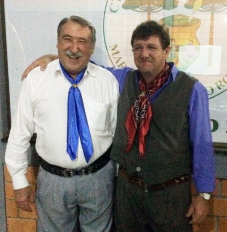 || Professor Arno Figur (e) e empresário Ricardo Luft eleitos vice-presidente e presidente do CTG Tertúlia Paraná. 
Imagem: Acervo do GTG - FOTO 7 - 