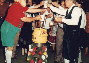 || Abertura da VI Oktoberfest de Marechal Cândido Rondon com a sangria do primeiro barril e enchimento dos primeiros canecos. Da esquerda à direita: vereador Guido Herpich (camisa bordô), Opa Fass (Helio Zachow (camisa vermelha), Dirceu da Cruza Vianna (de bigode), deputado federal Werner Wanderer e prefeito municipal Dieter Leonard Seyboth. 