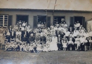 Casamento dos jovens Vilmar Lang e Maria Siloca Joner, em Quatro Pontes.
Ele filho de Emilia e João Lang, na foto oa lado do noivo.  Ela filha de Maria Emilia e Osvino Joner, na foto ao lado da noiva. 
Imagem:  Acervo Família Lang - Quatro Pontes 