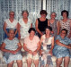 Grupo de senhoras pioneiras: ao fundo, em pé: 1ª - não identificada; 2ª - Alivine (nascida Reuter) Strenske; 3ª não identificada; 4ª - não identificada; e 5ª - Herta Scherer. Sentadas: 1ª Paulina (nascida Kalkmann) Nied; 2ª - Veleda (nascida Haas); 3ª - Norma (nascida Pöttker) Lamb; e 5ª - Erica (nascida Hauschild) Schwambach.