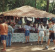 || Visitantes comprando lembranças da Oktoberfest no quiosque.