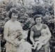 As pioneiras de Quatro Pontes  Ana Julia Lang (e), esposa de Arno Nicolau Lang, com o filho Mausir; e Margarida Lang (d), esposa de Seno José Lang, com o filho Rudimar. 