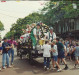 || Bierwagen fazendo a distribuição gratuita de chope, a caminho do parque de exposições, coordenada por Werner Boroski (e)e Delcio Vorpagel. 