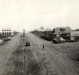 Avenida Rio Grande do Sul, vista a partir da rua Independência, sentido leste-oeste. A direita, a primeira construção do Posto Esso, de propriedade dos irmãos Edvino e Rudi von Borstel. A esquerda, o prédio das Lojas Tupinambá, de propriedade de Ildefonso Portelinha; e ao fundo, prédio de dois pisos, a Casa Rieger. Naquela época, filial da Pindorama S.A., da capital paulista.