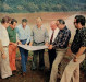 General Costa Cavalcanti diretor-geral brasileiro de Itaipu Binacional descutindo com engenheiros e especialistas sobre a construção da represa. Ao fundo, o rio Paraná durante uma cheia. 
Imagem: Acervo Wagner Dias - Foz do Iguaçu.
