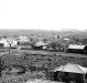 Primeiras moradias de General Rondon, em 1957, com vista da Rua 12 de Outubro, entre a Avenida Rio Grande do Sul e a Rua Santa Catarina. 
À esquerda, o barracão de alojamento da Maripá e ao lado, a filial 1 do Empório Toledo. 
