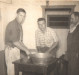 Pioneiros rondonenses Léo Borgmann (e), um dos primeiros mecânicos de Marechal Cândido Rondon; Arthur Mário Leduc (c), primeiro eletricista de Marechal Cândido Rondon. A outra pessoa não foi identificada. 