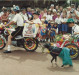 || Desfile da empresa Kaefer, revendedora das motos Honda. 
Na carretinha, Rolf Kaefer. 