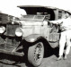 Caminhão para transporte de madeiras junto ao depósito da Maripá na então Vila de General Rondon. O depósito fica à Rua Cabral, entre a Avenida Rio Grande do Sul e a Rua Santa Catarina, à esquerda, no sentido sul-norte.