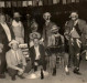 Outro momento da festa junina. Á esquerda, em pé, de terno branco: Arlindo Alberto Lamb. De cócoras, primeiro à esquerda, o pioneiro Harry Feiden.