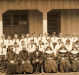 Colegiais do antigo Colégio Sagrado Coração de Jesus , de Quatro Pontes, administrado pelas irmãs da congregação da Divina Providência. Na primeira fila, sentados: 1º - não identificado, 2º - padre Aloísio Baumeister SVD; vigário da Paróquia Nossa Senhora da Glória, de Quatro Pontes; prefeito municipal Arlindo Alberto Lamb. As irmãs não identificadas.