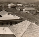 Avenida Rio Grande do Sul, no final da década de 1950. 
Em primeiro plano, o telhado da casa comercial de Alfredo Nied; na sequência  a Casa Progresso ( venda de calçados), de Amário Saatkamp. 
À direita da Avenida Rio Grande do Sul: 1ª - é a casa comercial (com caminhão ao lado), de Irmãos Fidalski; logo em seguida, no outro lado, na esquina com a Rua Sete de Setembro, a casa comercial de Gualberto (Guni) Batscheke; depois o prédio da Casa Rieger; em seguida, as Lojas Tupinambá, de Ildefonso Portelinha; e, por último, a casa comercial de Carlos Kleemann. 
