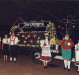 || Bierwagen pronto no local dos festejos da VI Oktoberfest no Parque de Exposições. 
Da esquerda à direita: 1º - não identificado,  2º casal Zita (nascida Deckes) e Auri Osmar Zart, rainha de Oktoberfest 1992, Opa Fass (Elio Zachow) e a rainha da pré-Oktoberfest da sede distrital rondonnense de Iguiporã, Rejane Röding.  