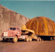 Transporte da Calota que era utilizada na pressurização da caixa espiral, e trecho inferior do conduto forçado durante a concretagem.
Imagem: Acervo Wagner Dias - Foz do Iguaçu.
