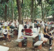 || Público frequentando o bosque do parque de exposições durante a VI Oktoberfest. 