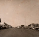 Vista da Avenida Rio Grande do Sul, aparecendo a direita o Hotel Avenida e a Comercial dos Irmãos Roesler;  e à esquerda o prédio o Empório Toledo (filial 1) e o prédio(de branco) que já foi sede da agência do extinto Banco Comercial do Estado do Paraná. 
