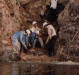 Técnicos examinando a composição do solo e rocha para a futura instalação da represa. 
Imagem: Acervo Wagner Dias - Foz do Iguaçu.
