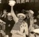 Prefeito Arlindo Alberto Lamb mostrando o presente recebido do publico participante da festa junina.
