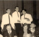 Na foto, sentados, da esquerda à direita: 1ª - não identificada, 2ª - o pioneiro Benno Weirich, 3ª - a pioneira Alice (nascida Ahmann) Weirich, 4ª - criança não identificada e 5ª - o pioneiro Rudi von Borstel.