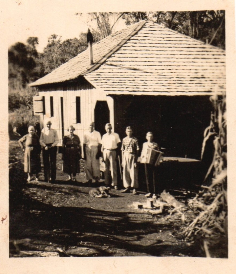 || Primeira residência do casal Lidia (nascida Brawers) e Leopoldo Schöne, em Marechal Cândido Rondon, construída na chácara no atual Bairro São Lucas, em Marechal Cândido Rondon, ao lado sa Sanga Matilde Cuê.
O mato que se avista é o terreno aos fundos da atual sede da ACIMCAR.
Na foto, da esquerda à direita: casal Catarina (nascida Ühlein) e Carlos Brawers (sogros de Leopoldo Schöne); casal Lídia Brawers e Leopoldo Schöne, e os filhos dele: Lauro, Raul e Ivo (de acordeão).
Carlos Brawers foi o primeiro adulto a falecer em Marechal Cândido Rondon no período colonizatório.
Imagem: Acervo Lauro Schöne.