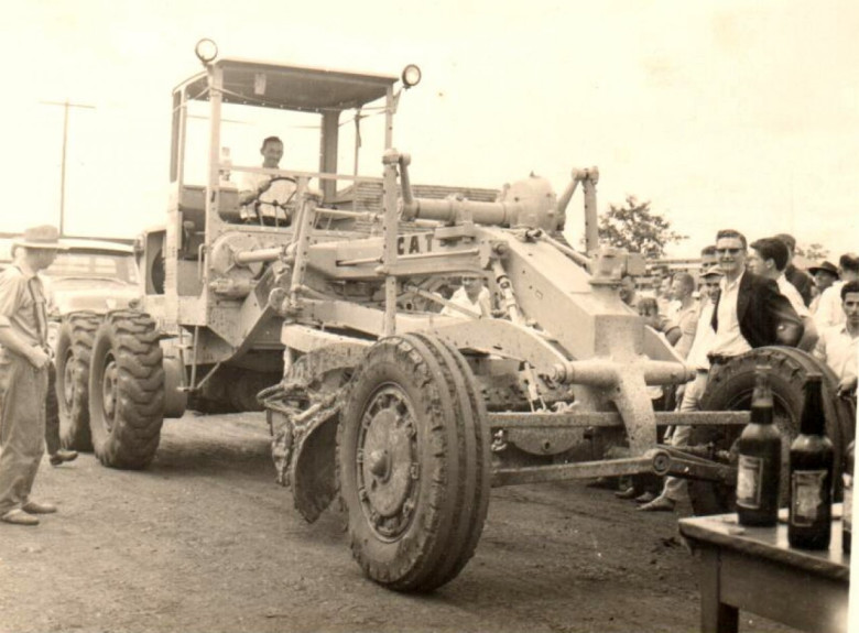 Desfile da primeira patrola pelas ruas da cidade de Marechal Cândido Rondon. No volante do máquina o prefeito municipal Arlindo Alberto Lamb. 
Imagem: Acervo familia Arlindo e Alberto Lamb