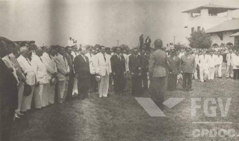 Presidente Alfredo Stroessner recebendo as honras militares em sua chegada no aeroporto de Foz do Iguaçu junto o presidente brasileiro JK. 
Imagem: Acervo Wagner Dias .