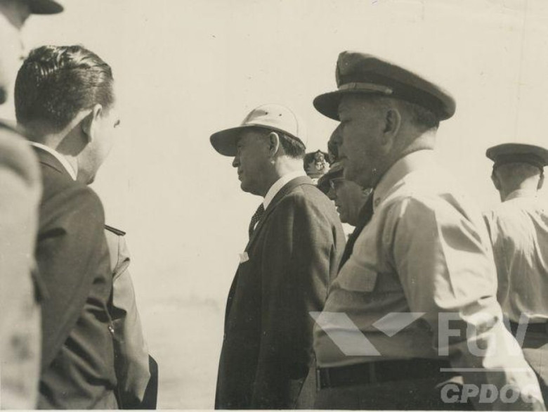 Presidente Juscelino Kubitscheck, do Brasil, aguardando no aeroporto de Foz do Iguaçu a chegada do Presidente do Paraguai, General Alfredo Stroessner. 
Imagem: Acervo Wagner Dias - Foz do Iguaçu / Facebook. 