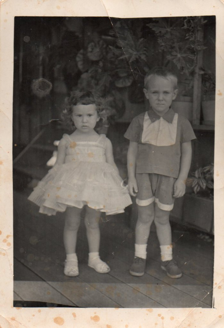 Paulo Renato Haubert, nascido em Quatro Pontes e Rosa Helena Haubert, nascida em Porto Mendes. Foto tirada no final de 1962.
Filhos de Helga (Liell) e Hugo Anibal Haubert (em memória).
Imagem: Acervo Darcila Haubert (Brasília - DF). 