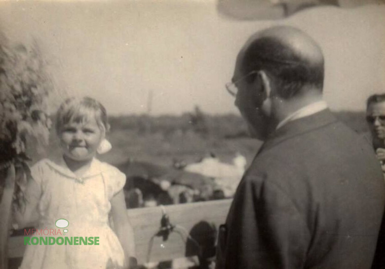 Clausia Weirich Paneagua, a primeira criança nascidade em Marechal Cândido Rondon. Na foto, saudando o governador Moisés Lupion por ocasião a visita a Exposição Agropecuária de Toledo, realizada na então Vila de General Rondon, de 1º a 08 de Setembro de 1958.
Imagem: Acervo Orlando e Rafael Sturm
