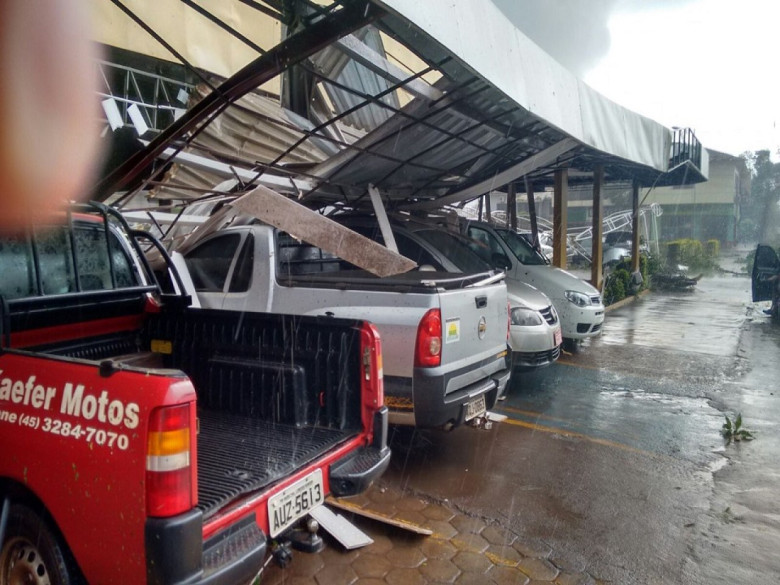 Estacionamento do Supermercado Allmayer defronte a rodoviária. 
Crédito da imagem: William Bender. 