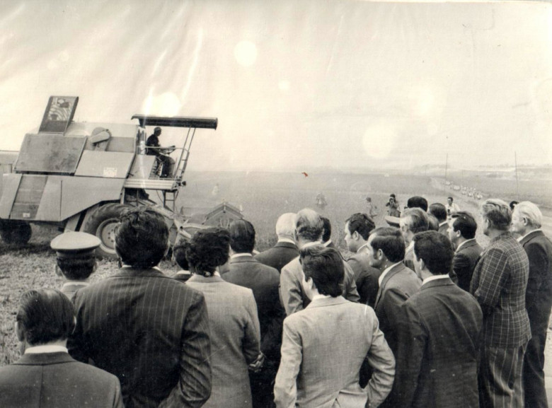 Mais  uma imagem da abertura da colheita de soja 1976 no Paraná. 
 