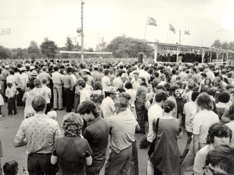 Outro panorama do grande público, em foto desde a Rua Sergipe sentido Praça Willy Barth. Ao fundo, o campanário da Igreja Evangélica Martin Luther. 