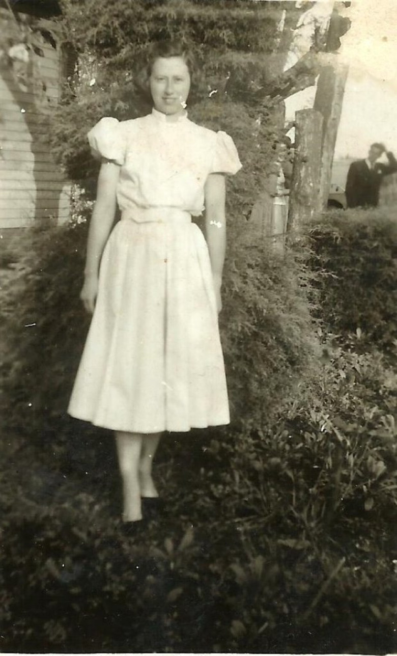 Jovem e pioneira de Marechal Cândido Rondon, Irmy Schmaedecke, que se casou com o jovem Guido Rockenbach, fotografada em Carazinho, RS. 
Irmy faleceu prematuramentew em 05 de novembro de 1965. Está sepultada no cemitério público da sede municipal de Marechal Cândido Rondon. 