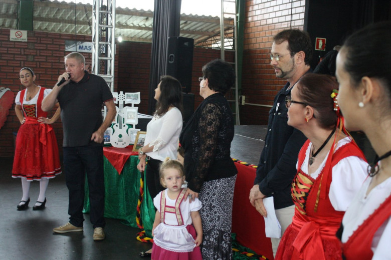 Vice-prefeito Ilário (Ila) Hofstaetter declarando oficialmente aberta da III Mostra de Dança Folclórica de Marechal Cândido Rondon. 
Imagem: Acervo Imprensa PM-MCR - Crédito: Luiz Ferando Cerny