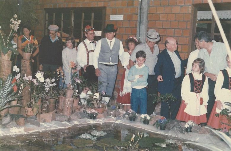 Visitação pública à Exposição.
Da direita à esquerda: deputado estadual Wener Wanderer, Reinoldo Fuck, Verno Scherer, Vera Seyboth, prefeito municipal Dieter Leonard Seyboth, Wiland Schurt e Carlos Manteufel, de Joinville. 
As crianças e a mulher que está entre Wiland Schurt e Carlos Manteufel, não foram identificados. 
Imagem: Acervo Memória Rondonense. 
