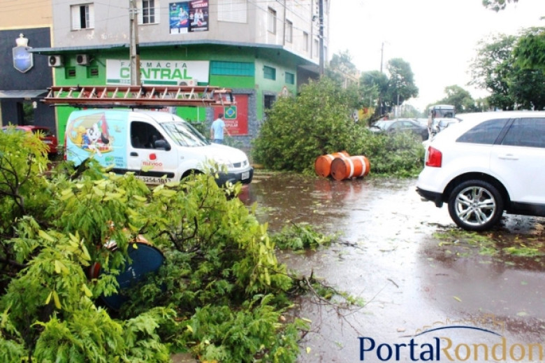 Esquina da Avenida Rio Grande do Sul com a Rua D. João VI. 
Acervo: Portal Rondon - Crédito da imagem: não identificado. 