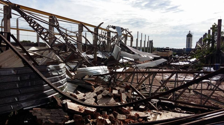 Estrutura destruída da uma indústria no Parque Industrial III. 
Autor da imagem: Não identificado. 