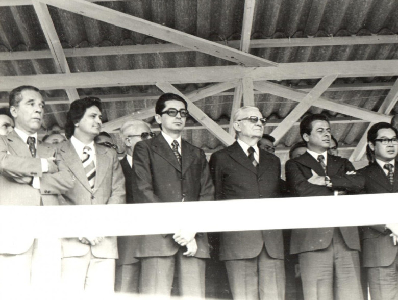 Autoridades no palanque oficial. 
Da esquerda à direita:  1º -ministro da Educação Ney Braga; 2º- deputado estadual Werner Wanderer, 3º - não identificado; 4º - Presidente da Rpeública Ernesto Geisel;  5º - ministro da Agricultura, Alysson Paulinelli; e 6º - ministro das Minas e Energia, Sigeaki Ueki. 
