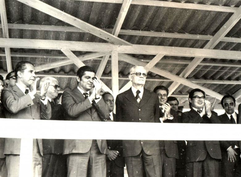 Outro flagrante do palanque oficial. Atrás do ministro Alysson Paulinelli, o vereador Lauro Rohde, do então distrito de Entre Rios do Oeste.