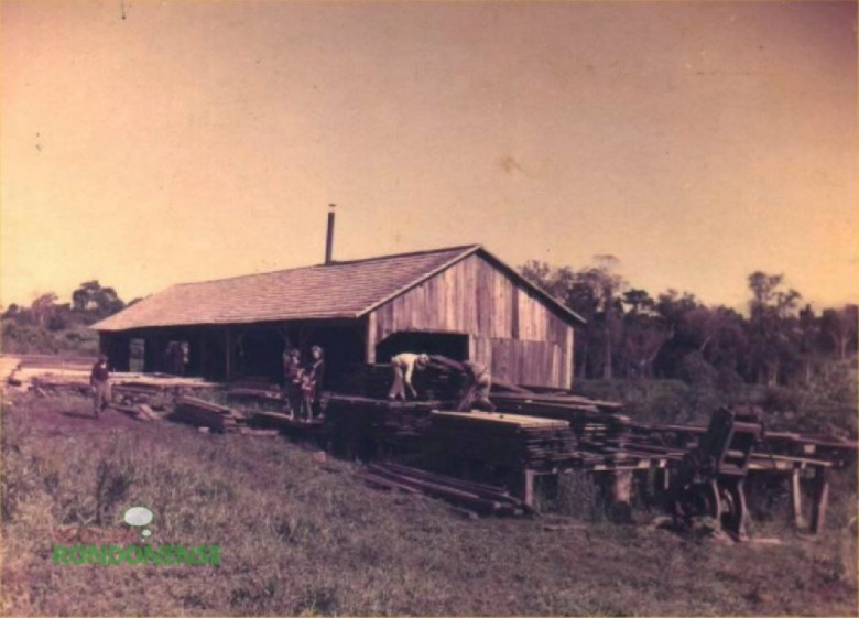|| Serraria pioneira de Porto Mendes. A madeireira foi construída pela Companhia Pinho e Terra, posteriormente ela foi adquirida pelos pioneiros Willibaldo Hoppe e Giuseppe Macchione. Anos depois o senhor Macchione vendeu a sua parte societária para Willibaldo Hoppe. Em 1967, explodiu a máquina à vapor - a caldeira - que feriu o então funcionáro Lucínio Turazzi, generalizando queimaduras em todo o seu corpo. Hoje, Lucínio Turazzi é proprietário do Mercado Valiatti, na sede distrital de Porto Mendes. Informações: Rafael Hoppe Imagem: Acervo Maria Romana Macchioni