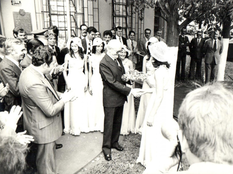 Outro instante da saudação e entrega de uma lembrança ao Presidente da República em nome do cooperativismo do Oeste do Paraná. 
Ao fundo, junto a placa do Fórum de Marechal Cândido Rondon, o jornalista Harto Viteck (de bigode e costeletas). 
