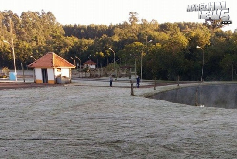 Mais um detalhe fotográfico da geada no Parque de Lazer Rudolfo Rieger (Lago Municipal). 
Crédito da imagem: Marechal News/Facebook 
