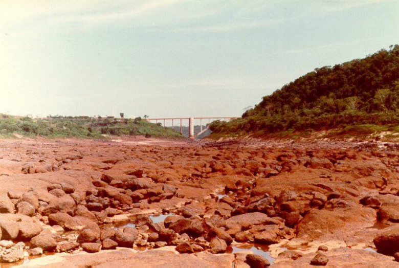 Outra vista do leito do Rio Paraná junto a Ponte Amizade depois do fechamento das comportas da Usina de Itaipu para a formação do reservatório. 
Imagem: Acervo Edulfo Torres / Waldir Guglielmi Silvan / Facebook.
