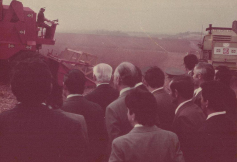 Presidente Geisel (cabelo branco) assistindo a abertura da colheita de soja no Paraná. 
Imagem: Acervo Fundo Fotográfico de Marechal Cândido Rondon. 