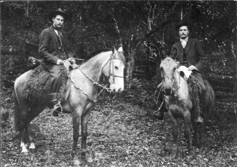 Irmãos João e Rudolf Priesnitz (d), filhos do casal imigrante Emil e Francisca Priesnitz. 
Imagem: Acervo Brunilda (Bruni) Priesnitz  Thessing